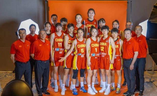 中超直播-中国女篮定妆照出炉！刘禹彤确定落选张子宇最抢眼